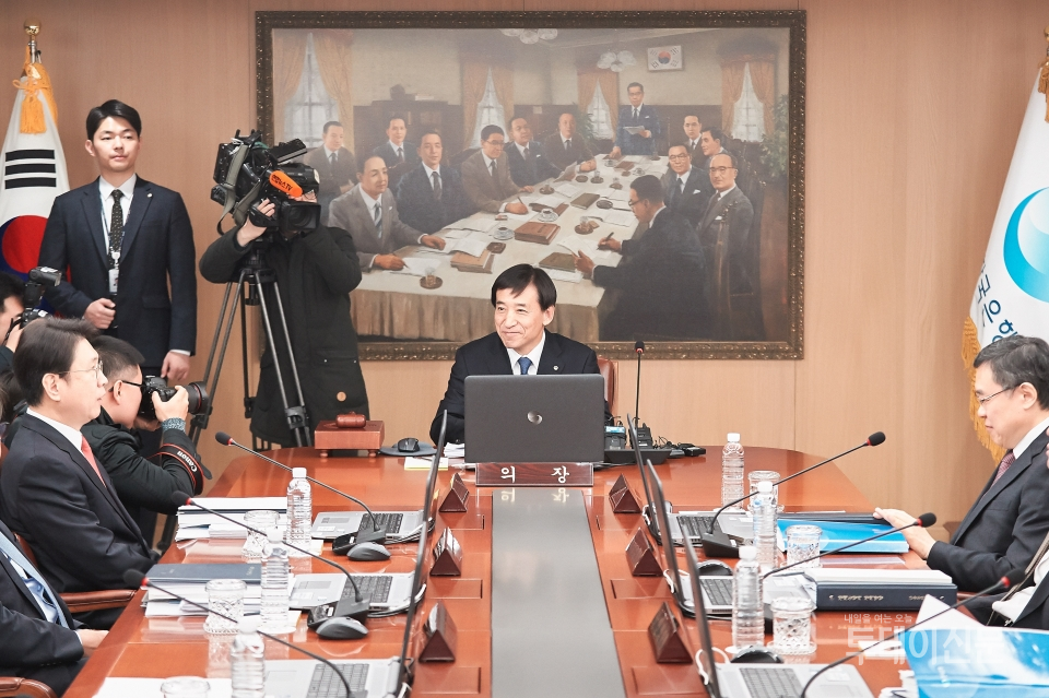 한은 이주열 총재가 이날 오전 서울 중구 한은 본관에서 임기 마지막 금융통화위원회를 주재하고 있는 모습ⓒ뉴시스