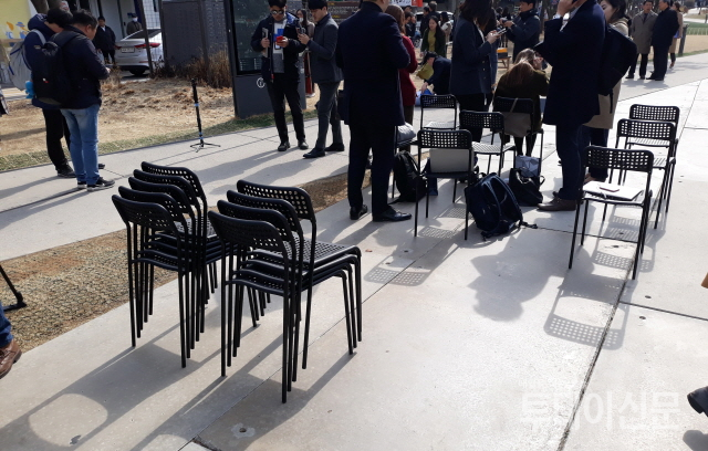 7일 오전 11시 서울 마포구 연남동 경의선 숲길에서 열릴 예정이었던 더불어민주당 정봉주 전 의원 서울시장 출마 선언 기자회견장에 놓여있던 의자들이 다시 정리되고 있다. ⓒ투데이신문