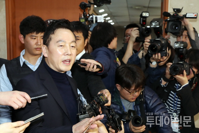 성추행 의혹이 제기된 정봉주 전 의원이 12일 서울 여의도 국회 정론관에서 기자회견을 열고 입장을 밝히고 있다. ⓒ뉴시스