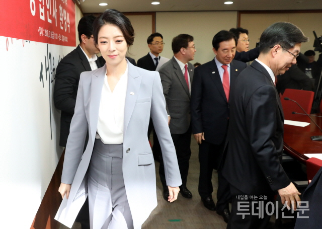 지난 9일 오전 서울 여의도 자유한국당 당사에서 열린 영입인사 환영식을 마친 배현진 전 MBC 아나운서가 회의실을 나서고 있다. ⓒ뉴시스