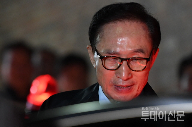 뇌물수수 등의 혐의로 구속영장이 발부된 이명박 전 대통령이 23일 오전 서울 강남구 논현동 자택에서 나와 차에 오르고 있다. ⓒ뉴시스
