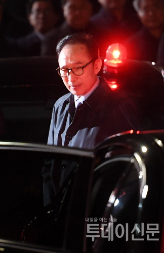 뇌물수수 등의 혐의로 구속영장이 발부된 이명박 전 대통령이 23일 오전 서울 강남구 논현동 자택에서 나와 차에 오르고 있다. ⓒ뉴시스