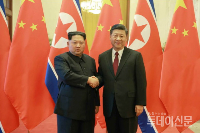 왼쪽부터 북한 김정은 노동당 위원장, 시진핑 중국 국가주석 ⓒ뉴시스