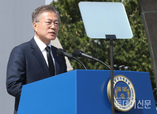 문재인 대통령이 3일 오전 제주특별자치도 제주 4·3 평화공원에서 열린 제70주년 4·3 희생자 추념식에서 추념사를 전하고 있다. ⓒ뉴시스