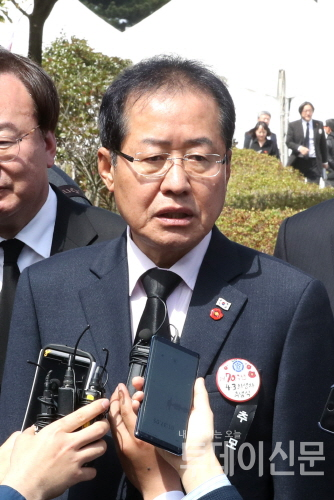 자유한국당 홍준표 대표가 3일 오전 제주특별자치도 제주 4·3 평화공원에서 열린 제70주년 4·3 희생자 추념식 행사 뒤 기자들의 질문에 답하고 있다. ⓒ뉴시스