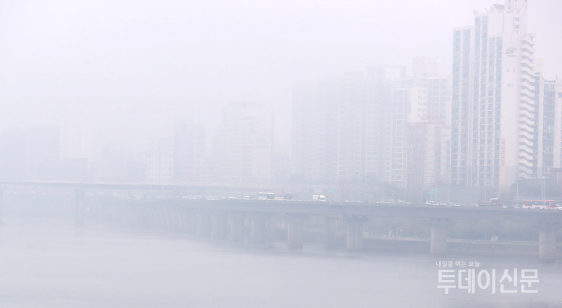 지난 9일 오전 서울 마포구 마포대교가 짙은 안개와 미세먼지로 뒤덮여 있다. ⓒ뉴시스