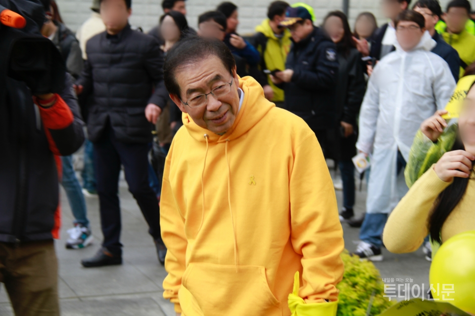 14일 오후 4시 서울 광화문광장에서 열린 ‘노란리본 만들기’ 플래시몹에 참여한 박원순 서울시장이 시민들과 인사를 나누고 있다 Ⓒ투데이신문