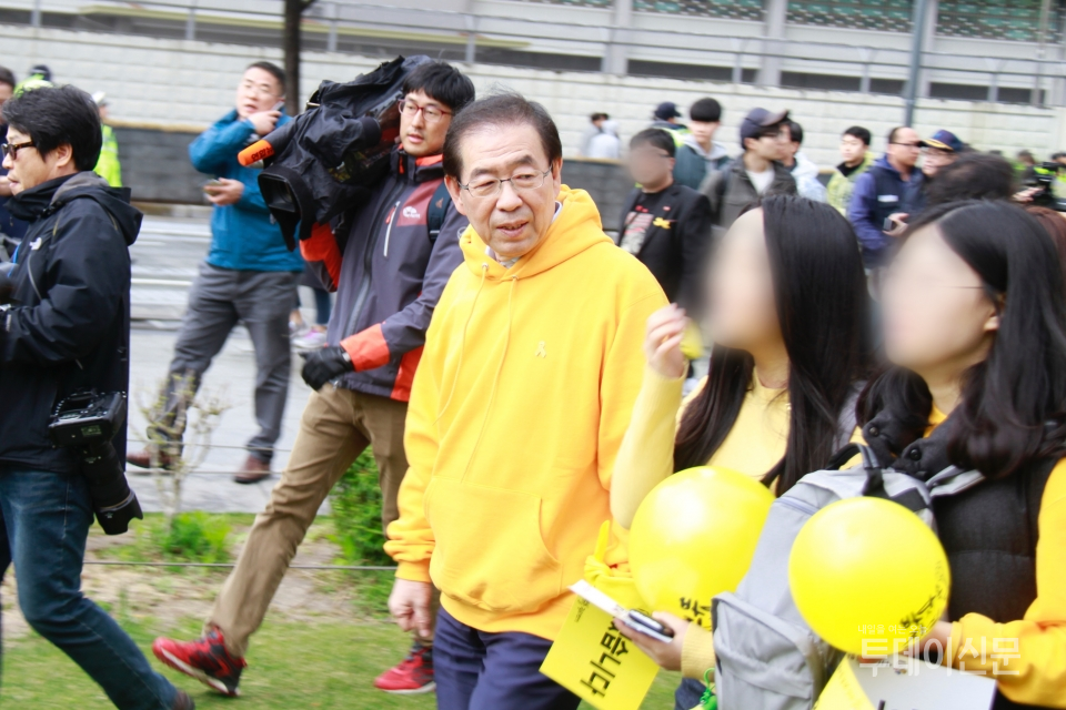 14일 오후 4시 서울 광화문광장에서 열린 ‘노란리본 만들기’ 플래시몹에 참여한 박원순 서울시장이 시민들과 함께 노란리본 대형을 만들기 위해 들어서고 있다 Ⓒ투데이신문