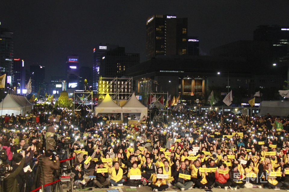14일 서울 광화문광장에서 열린 ‘4월16일의약속 다짐문화제’에 참여한 시민들이 세월호를 기억할 것을 다짐하며 불빛을 밝히고 있다 Ⓒ투데이신문