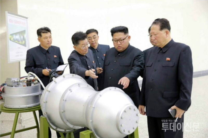 북한 김정은 국무위원장이 핵무기연구소에서 화성-14형의 핵탄두(수소탄)를 시찰하고 있다. ⓒ뉴시스
