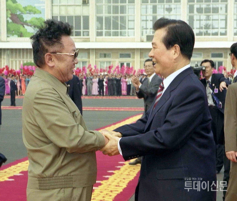 지난 2000년 6월 13일 당시 김대중 대통령과 김정일 국방위원장이 평양 순안공항에서 처음으로 만나 악수를 나누고 있다. ⓒ청와대 제공