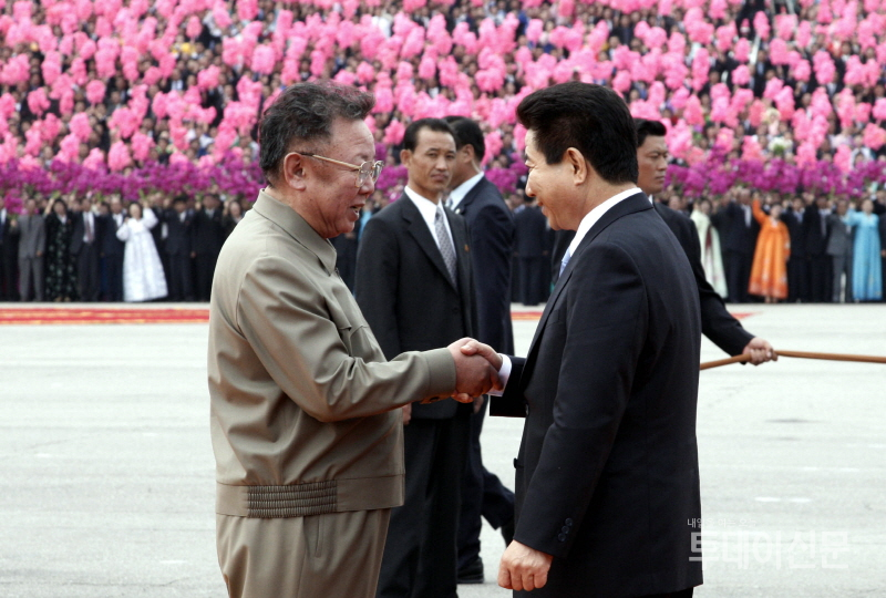 지난 2007년 10월 2일 당시 노무현 대통령과 김정일 국방위원장이 평양시 4.25 문화회관 광장에서 열린 공식환영식에서 처음으로 만나 악수를 나누고 있다. ⓒ뉴시스