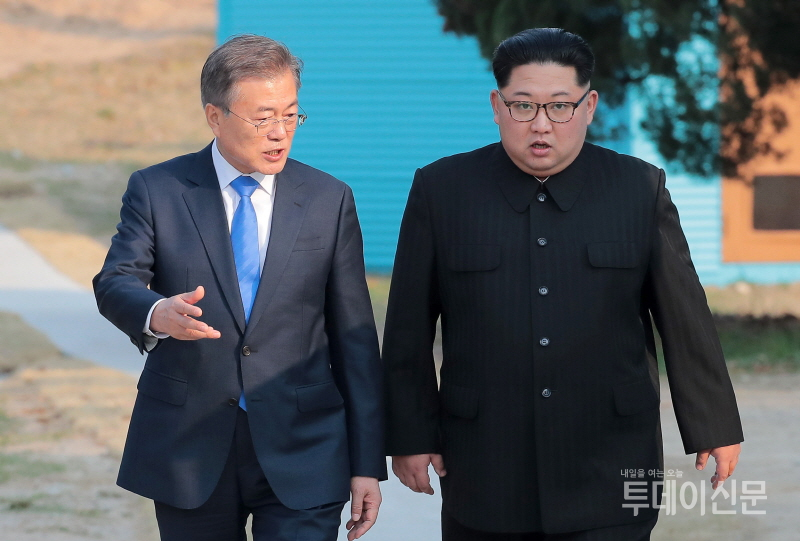 문재인 대통령과 북한 김정은 국무위원장이 27일 판문점에서 도보다리 산책을 마치고 돌아오며 말하고 있다. ⓒ뉴시스
