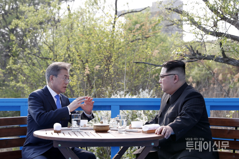 문재인 대통령과 북한 김정은 국무위원장은 27일 판문점 도보다리 위에서 단독 회담을 진행하고 있다. ⓒ뉴시스