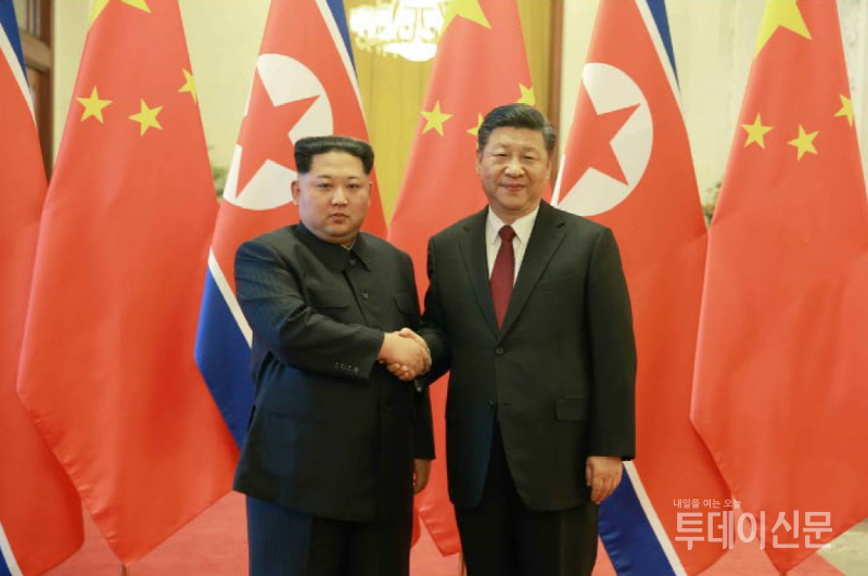 지난 3월 25~28일까지 중국을 비공식 방문한 북한 김정은 국무위원장이 시진핑 중국 국가주석과 악수하고 있다. ⓒ뉴시스