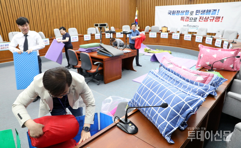 바른미래당 당직자들이 9일 오전 서울 여의도 국회 본청에서 드루킹 특검을 요구하며 철야 농성을 한 의원들의 침구류 및 매트를 정리하고 있다. ⓒ뉴시스
