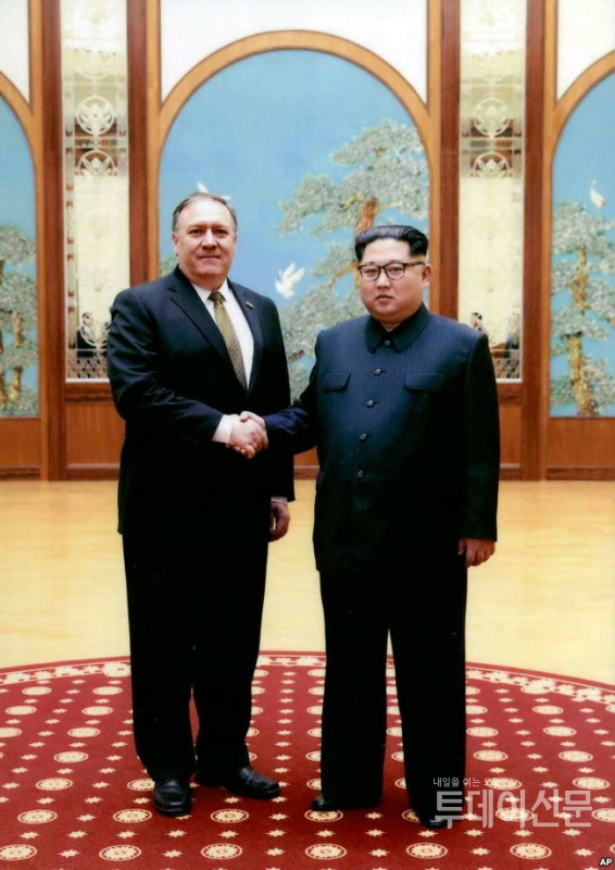 지난 3월 31일~4월 1일까지 평양을 극비리 방문한 마이크 폼페이오(왼쪽) 미국 국무장관이 김정은 북한 노동당 위원장을 만나 악수하고 있다. ⓒ뉴시스