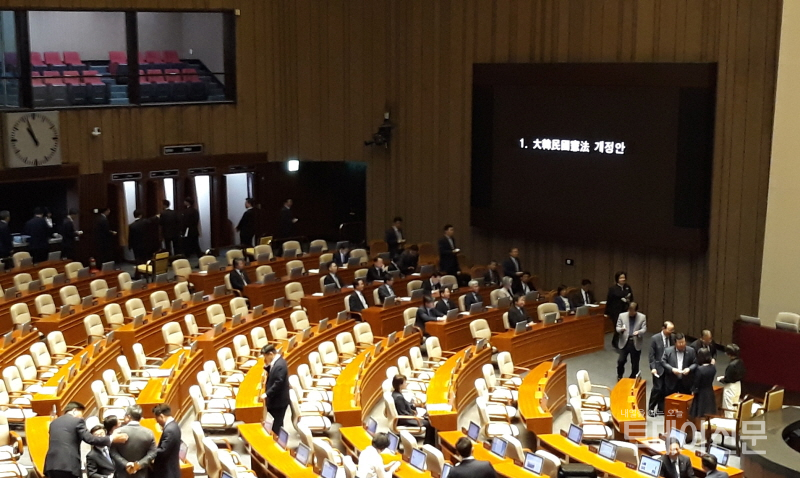 더불어민주당 의원들이 24일 오전 서울 여의도 국회에서 본회의에 상정된 대통령 개헌안 투표를 진행하고 있다. ⓒ투데이신문