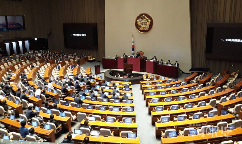더불어민주당 의원들이 야당들이 불참한 가운데 24일 오전 서울 여의도 국회에서 본회의에 상정된 대통령 개헌안 투표를 진행했다. ⓒ투데이신문