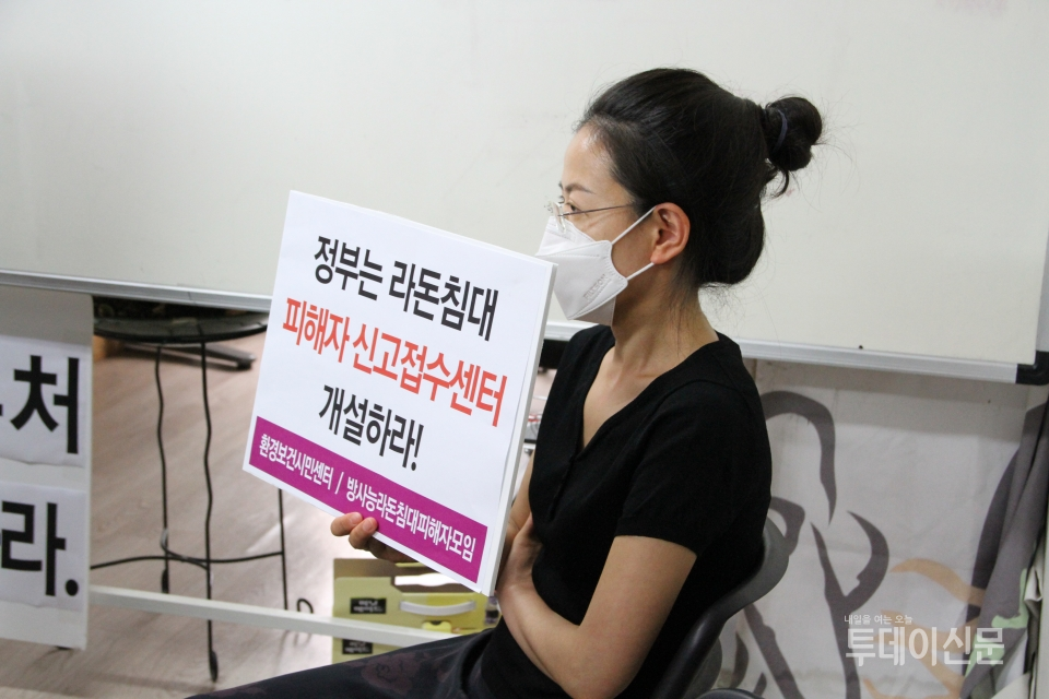 28일 서울 종로구 피어선빌딩에서 '가습기살균제 때도 그랬다, 정부가 안 하면 시민단체가 한다'는 주제의 기자회견에서 피해자가 피켓을 들고 있다.  ⓒ투데이신문