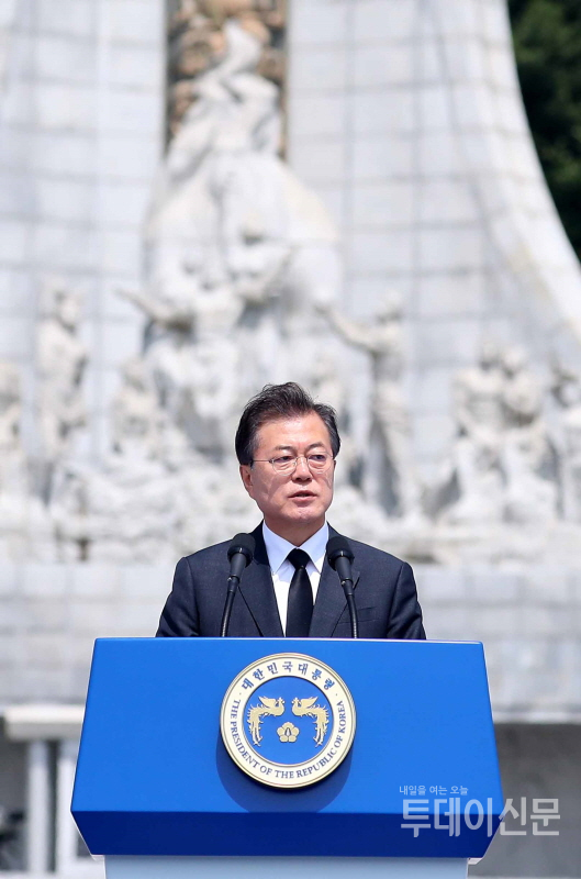문재인 대통령이 6일 대전 국립현충원에서 열린 제63회 현충일 추념식에서 추념사를 전하고 있다. ⓒ뉴시스