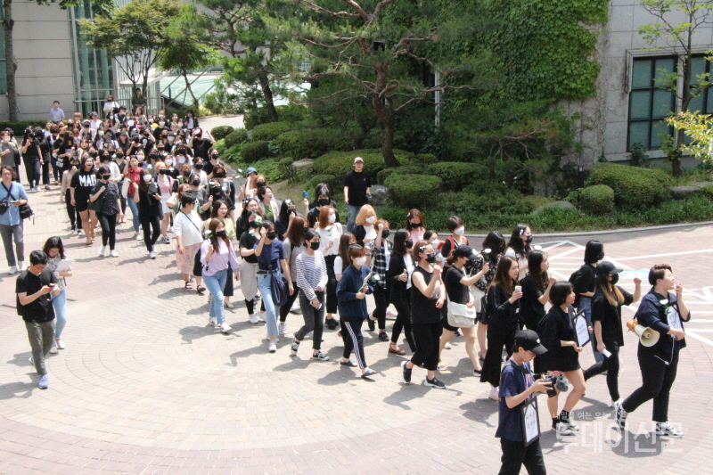 7일 오후 서울 성북구 동덕여대 본관 앞에서 열린 ‘동덕인의 인권은 죽었다. 동덕여대 학생 인권 장례식’에서 학생들이 교내 행진을 진행하고 있다. ⓒ투데이신문