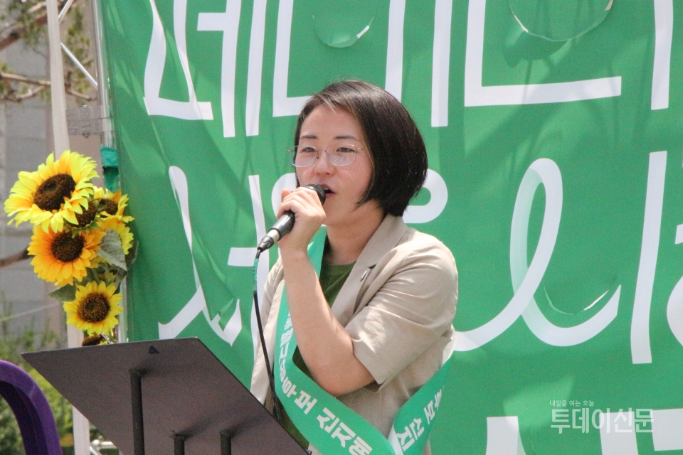 7일 오후 녹색당 신지예 서울시장 후보가 동덕여대 앞에서 유세를 펼치고 있다 ⓒ투데이신문