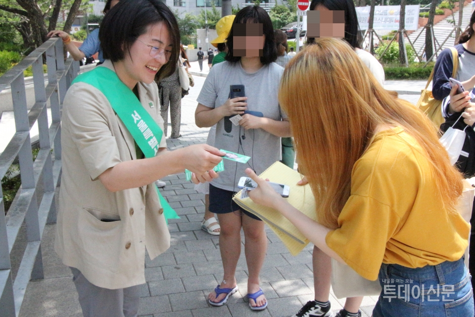 7일 녹색당 신지예 서울시장 후보가 동덕여대 앞에서 지지자들과 대화를 나누고 있다 ⓒ투데이신문