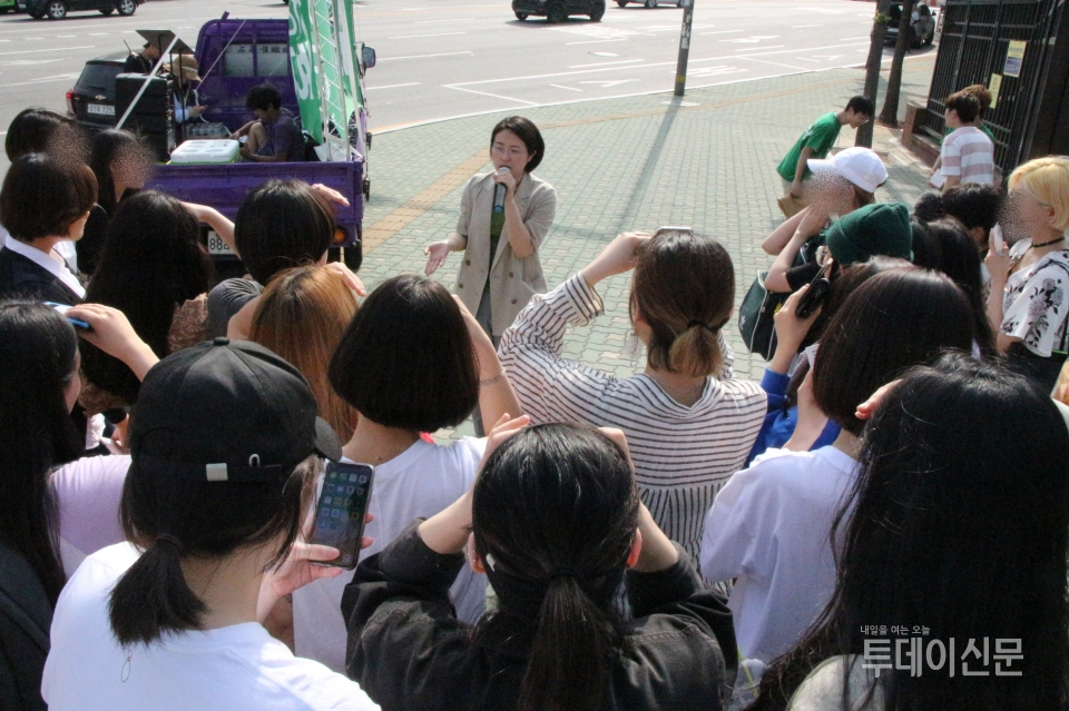 7일 오후 녹색당 신지예 서울시장 후보가 국민대 앞에서 지지자들과 질의응답을 하고 있다 ⓒ투데이신문