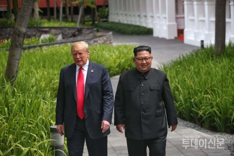 도널드 트럼프 미국 대통령과 북한 김정은 국무위원장이 지난 12일 북미정상회담이 열린 싱가포르 센토사섬 카펠라 호텔에서 업무오찬 뒤 함께 산책하고 있다. ⓒ뉴시스