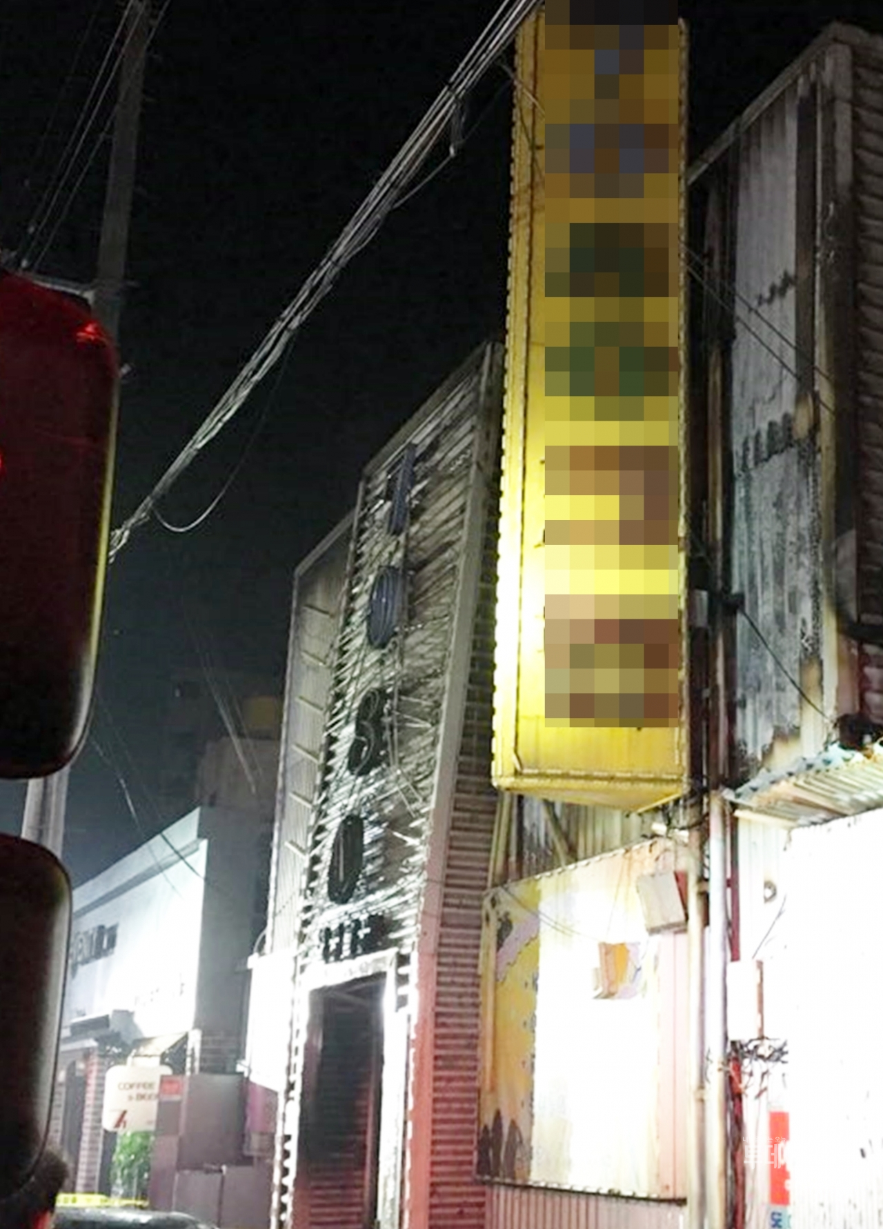 지난 17일 오후 9시 53분경 군산시 장미동 소재의 한 유흥주점에서 방화로 추정되는 화재가 발생해 3명이 숨지고 30명이 부상을 입었다 ⓒ뉴시스