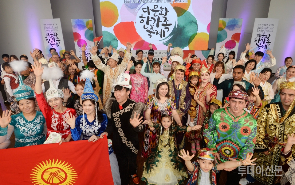 지난 17일 경기 수원시 제1야외음악당에서 개최된 제11회 다문화한가족축제에서 참가자들이 자국의 전통의상을 선보이고 있다 ⓒ뉴시스