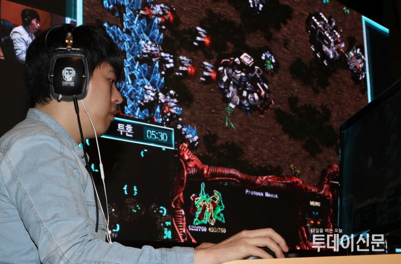 지난해 10월 31일 서울 세종대학교에서 열린 ‘인간 대 인공지능’ 스타크래프트 대회에서 프로게이머 송병구 선구가 세종대 AI ‘MJ봇’과 대결하고 있다. ⓒ뉴시스