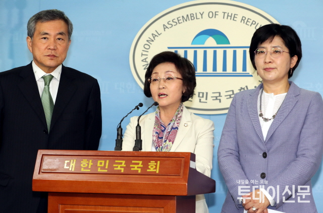 왼쪽부터 바른미래당 이상돈·장정숙·박주현 의원 ⓒ뉴시스