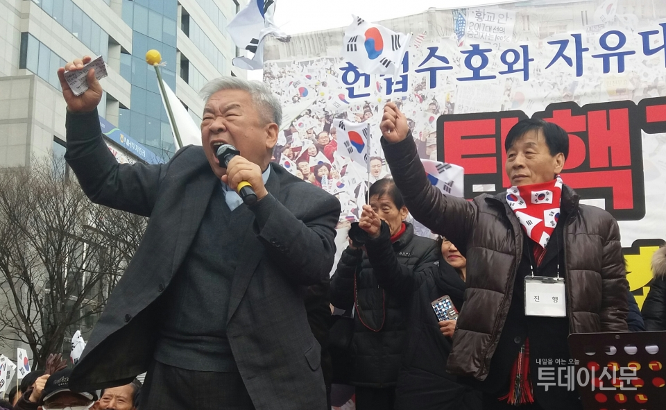 2017년 2월 8일 대구 중구 동아쇼핑앞에서 열린 '지키자!대한민국!탄핵기각을 위한 국민운동 대구지역대회'에서 서경석 목사(왼쪽)가 박근혜 대통령은 탄핵사유가 없다고 외치고 있다 ⓒ뉴시스