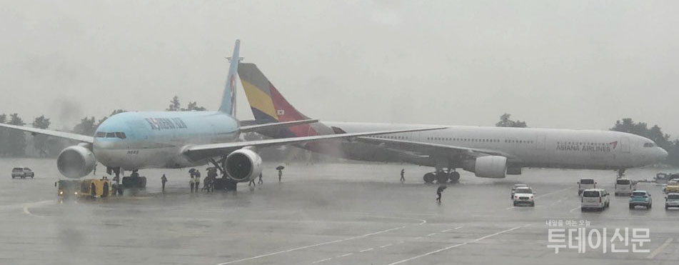 26일 오전 8시경 김포공항 국제선 주기장에서 대한항공 여객기와 아시아나 항공 여객기가 부딪히는 사고가 발생했다 ⓒ뉴시스