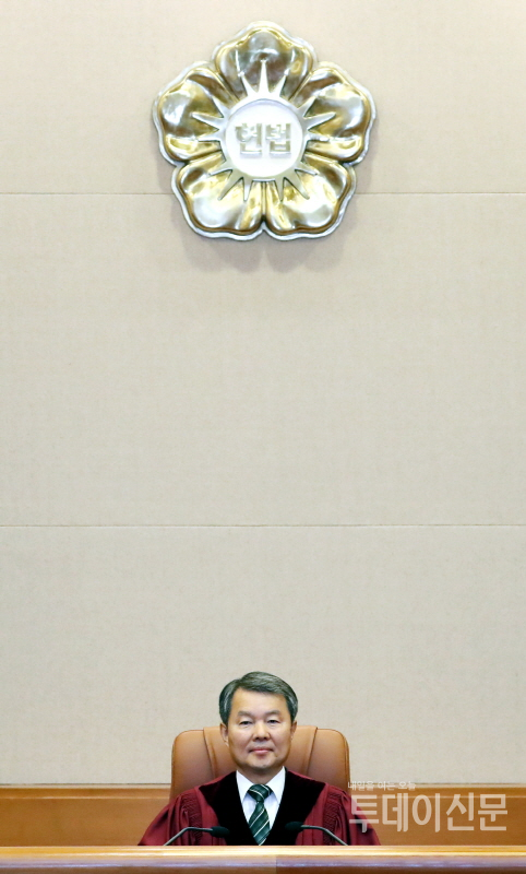 이진성 헌법재판소장이 28일 오후 서울 종로구 재동 헌법재판소 대심판정에서 6월 심판사건 선고를 위해 자리하고 있다. ⓒ뉴시스