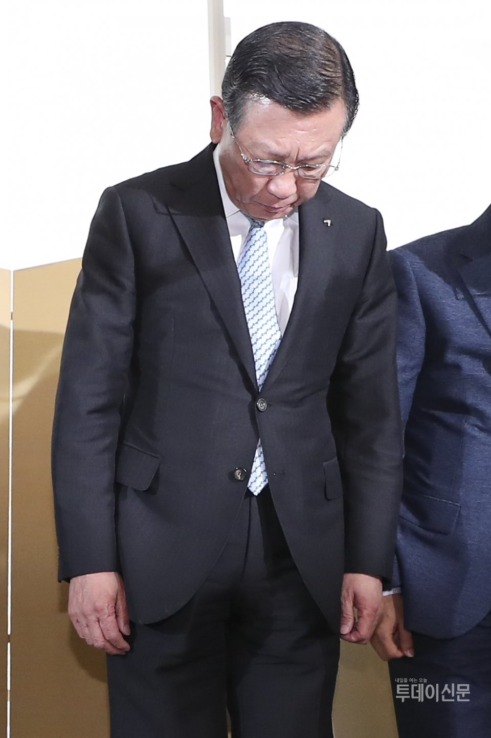 박삼구 금호아시아나그룹 회장이 4일 오후 서울 종로구 금호아시아나그룹 사옥에서 '기내식 대란' 논란에 대한 긴급 기자회견에 앞서 사과인사를 하고 있다. ⓒ뉴시스