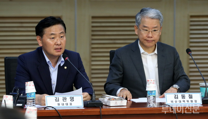왼쪽부터 바른미래당 김관영 원내대표, 김동철 비상대책위원장 ⓒ뉴시스