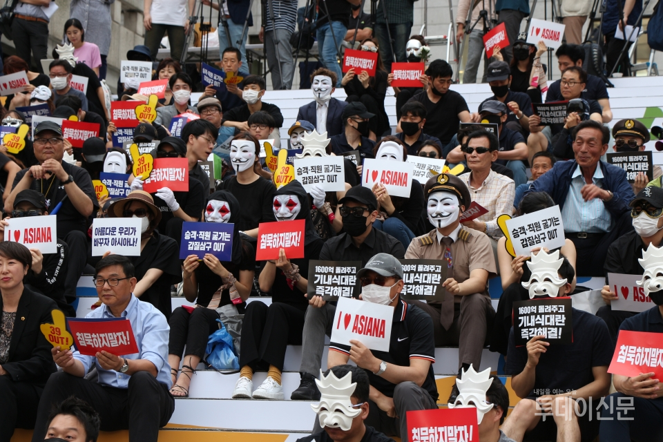 6일 아시아나항공 직원들은 6일 오후 서울 종로구 세종문화회관 앞 계단에서 열린 '아시아나항공 No Meal(노 밀) 사태 책임 경영진 규탄 문화제'에 참가해 등 경영진 교체를 요구하고 있다 ⓒ투데이신문