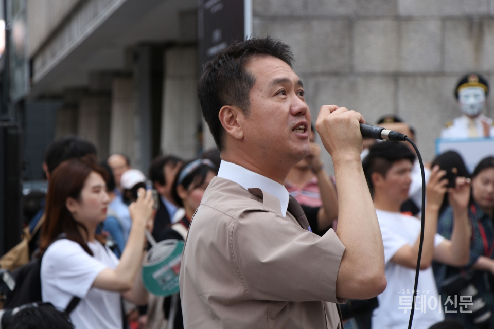 6일 오후 서울 종로구 세종문화회관 앞 계단에서 열린 ‘아시아나항공 No Meal(노 밀) 사태 책임 경영진 규탄 문화제’에 참가한 아시아나항공 캐빈노조 이기준 위원장이 발언하고 있다 ⓒ투데이신문