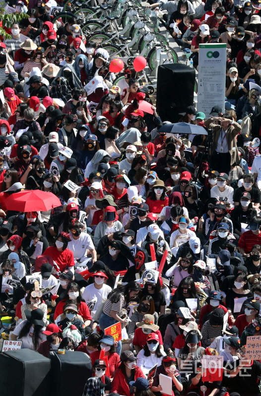 지난 5월 19일 오후 서울 종로구 대학로 마로니에 공원 앞에서 열린 불법촬영 편파수사 규탄집회에 참가한 여성들이 구호를 외치고 있다. ⓒ뉴시스