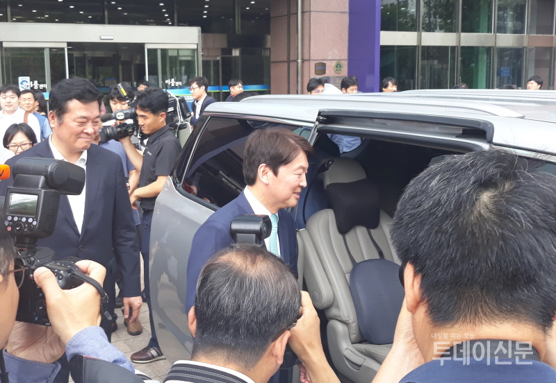 바른미래당 안철수 전 의원이 12일 오후 서울 여의도의 한 카페에서 기자간담회를 마친 뒤, 차량에 탑승하고 있다. ⓒ투데이신문