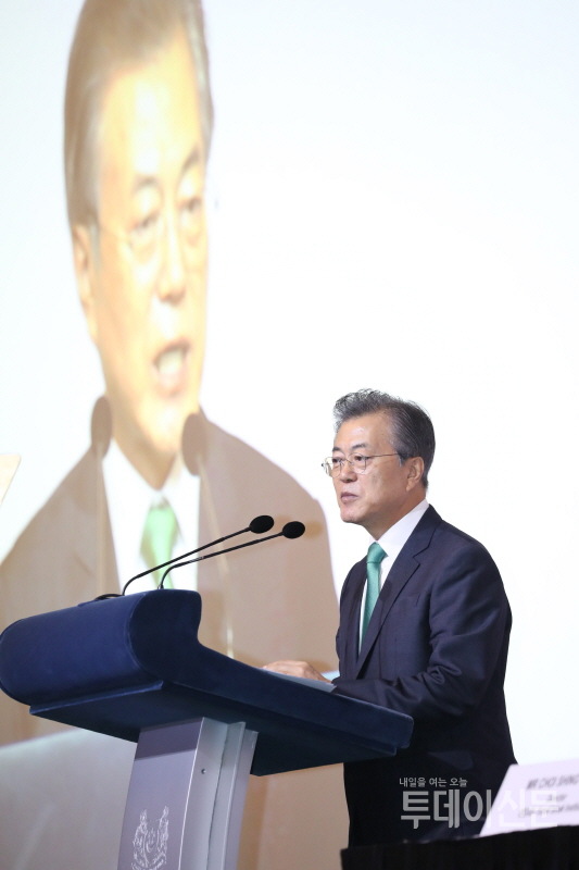 문재인 대통령이 13일 싱가포르 오차드 호텔에서 싱가포르 동남아연구소(ISEAS)가 주최하는 ‘싱가포르 렉쳐’에서 ‘한국과 아세안 : 동아시아 평화와 번영을 위한 상생의 파트너’를 주제로 발언하고 있다. ⓒ뉴시스