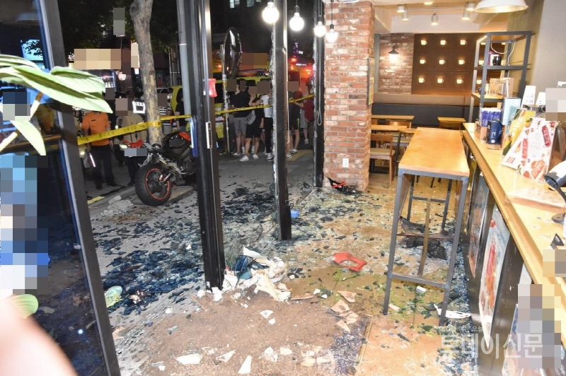 지난 13일 오후 10시 9분경 서울 금천구 시흥동에서 오토바이가 보행자를 치고 건물로 돌진한 사고가 발생했다. ⓒ뉴시스