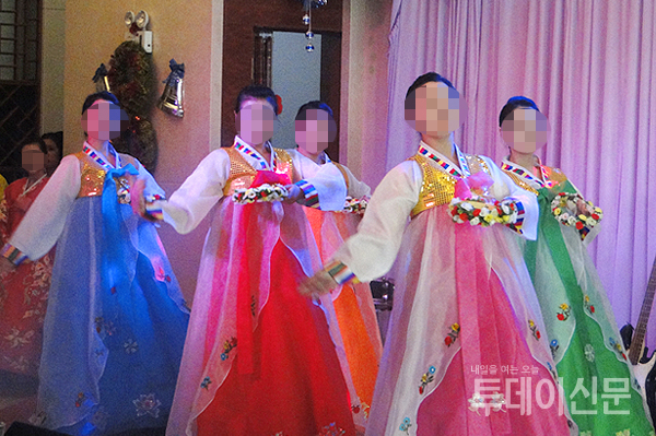 류경식당 홈페이지 소개란에 올라온 북한 종업원들의 공연 모습 ⓒ뉴시스