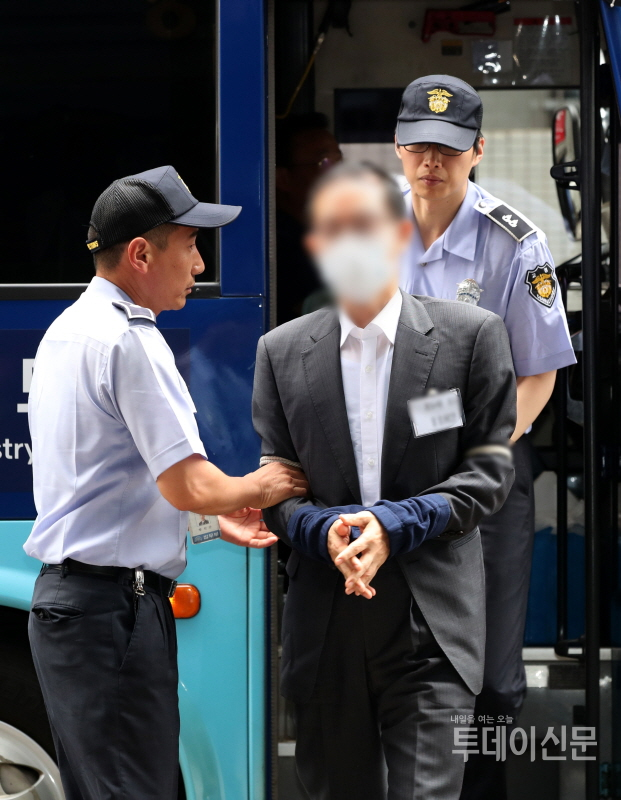 ‘드루킹 댓글 조작 의혹’ 사건을 수사 중인 허익범 특검팀에 체포된 도모 변호사가 지난 17일 오후 서울 서초구 강남역 인근 특검사무실로 소환되고 있다. ⓒ뉴시스