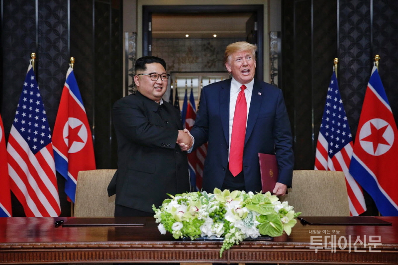 지난 6월 12일 김정은 북한 국무위원장과 도널드 트럼프 미국 대통령이 싱가포르 센토사섬 카펠라 호텔에서 열린 북미정상회담 직후, 합의문에 서명한 뒤 악수하고 있다. ⓒ뉴시스
