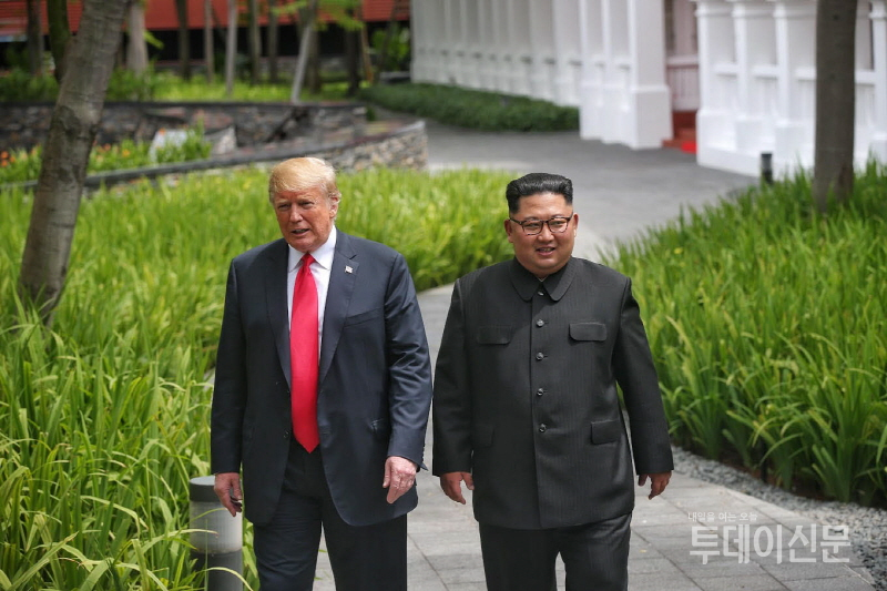 지난 6월 12일 김정은 북한 국무위원장과 도널드 트럼프 미국 대통령이 싱가포르 센토사섬 카펠라 호텔에서 열린 북미정상회담 업무오찬을 마친 뒤 함께 산책하고 있다. ⓒ뉴시스