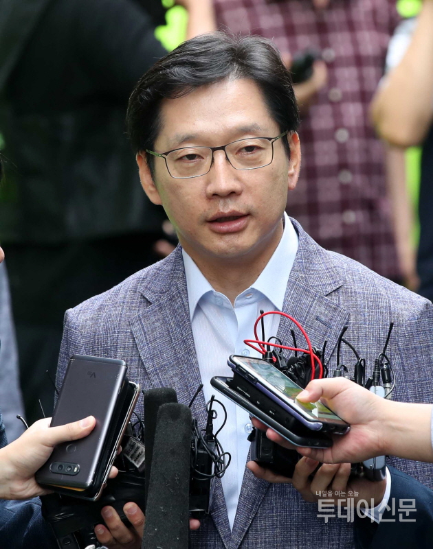 드루킹 댓글 조작 의혹 사건과 관련해 피의자 신분으로 소환된 김경수 경남지사가 조사를 받기 위해 6일 오전 서울 서초구 특검 사무실로 출석하면서 기자들의 질문에 답하고 있다. ⓒ뉴시스